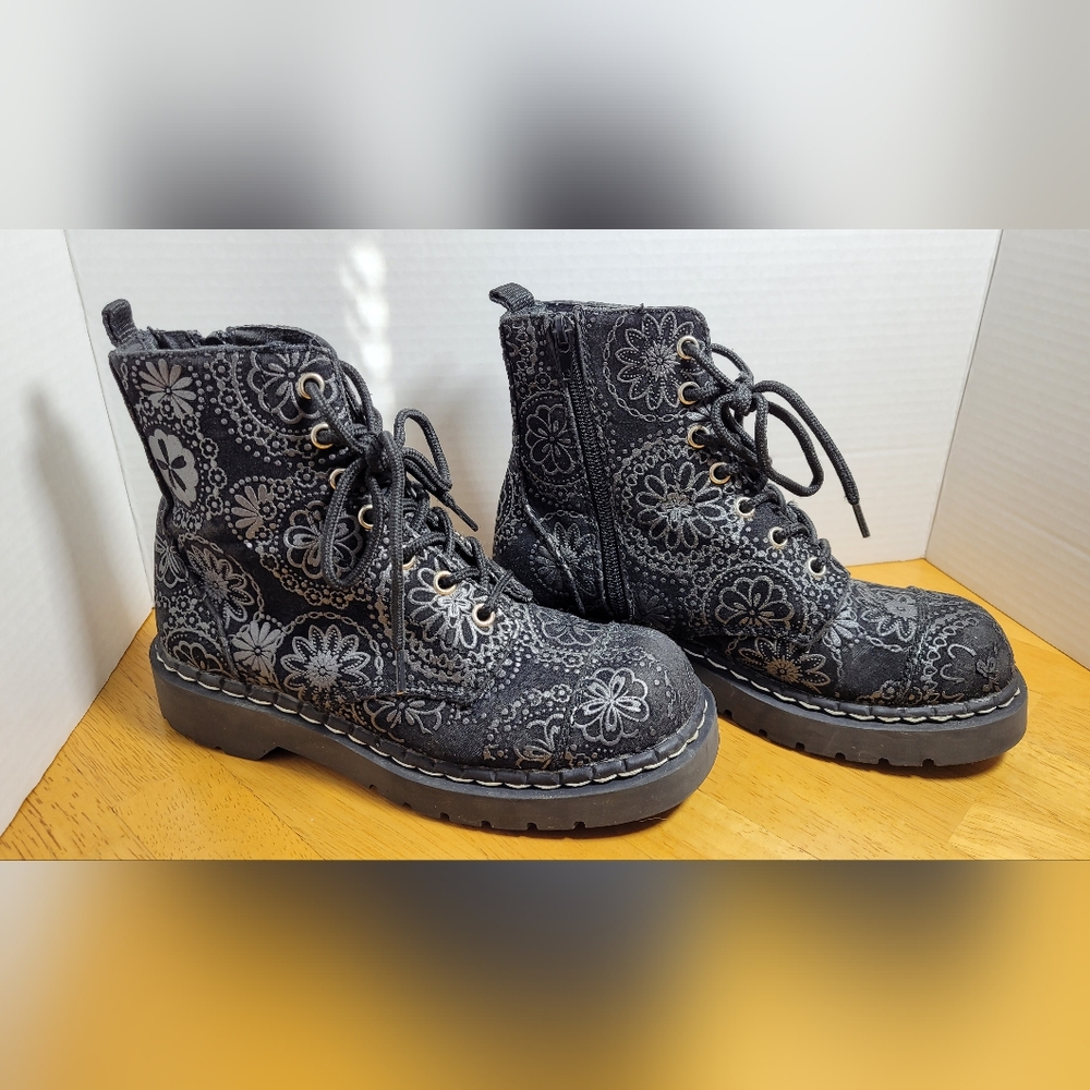T.U.K. Shoes Black Velvet Doily Pattern 7 Eye Anarchic Boots Sizes 7